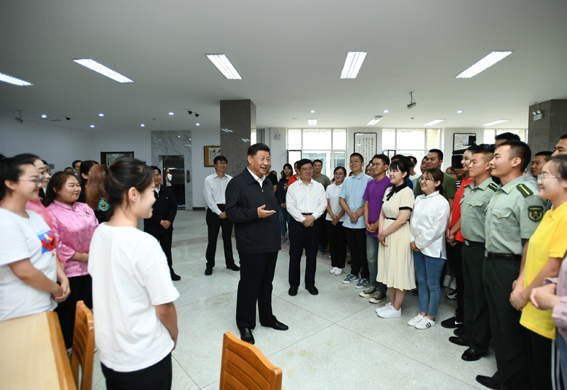 7月15日至16日，中共中央总书记、国家主席、中央军委主席习近平在内蒙古考察并指导开展“不忘初心、牢记使命”主题教育。这是16日上午，习近平在内蒙古大学图书馆同员工们亲切交谈，勉励他们志存高远、脚踏实地、发奋图强。